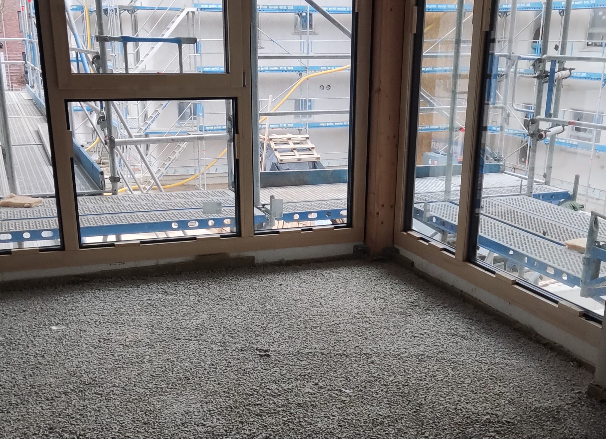 Die Schüttung im Südhaus schreitet voran querbeet