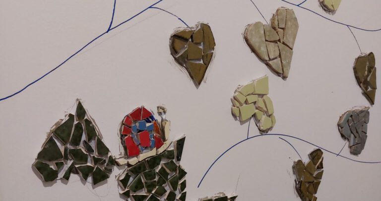 Mehr über den Artikel erfahren Ein Mosaik entsteht – unser Gemeinschafts-WC wird gemeinsam gestaltet